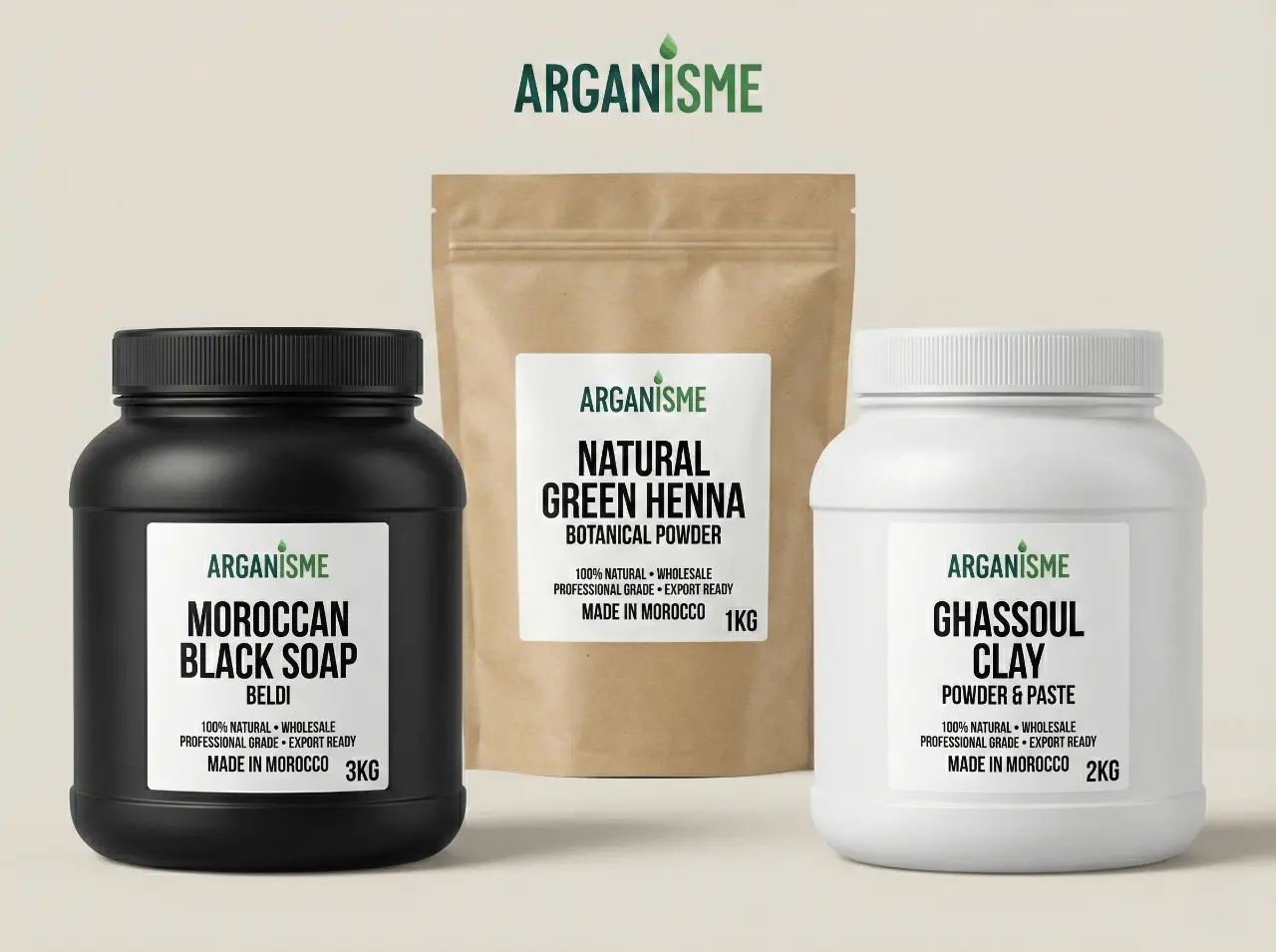 Productos mayoristas de hammam marroquí de Arganisme Organics: jabón negro (Beldi), arcilla Ghassoul y henna verde en envases a granel listos para exportación.